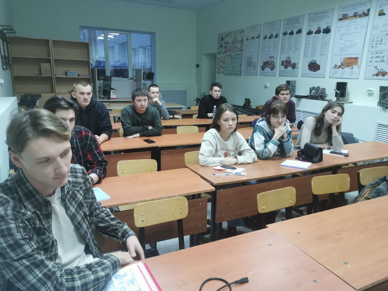 Бойцы студотрядов, получающие дополнительную профессию тракториста-машиниста, приступили к производственному обучению