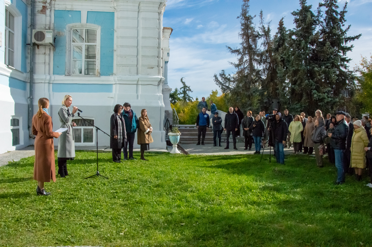 На здании главного корпуса появилась мемориальная доска Прокопию Ивановичу Подаруеву