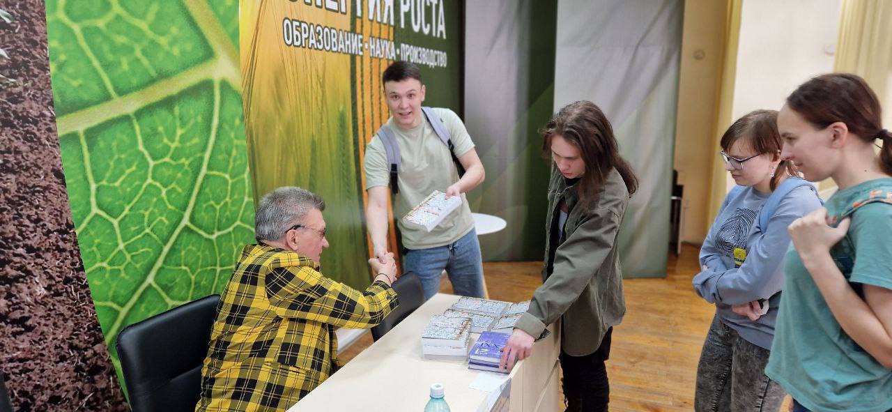 В ГАУ Северного Зауралья состоялась презентация книги Анатолия Омельчука “Родина твоего счастья”