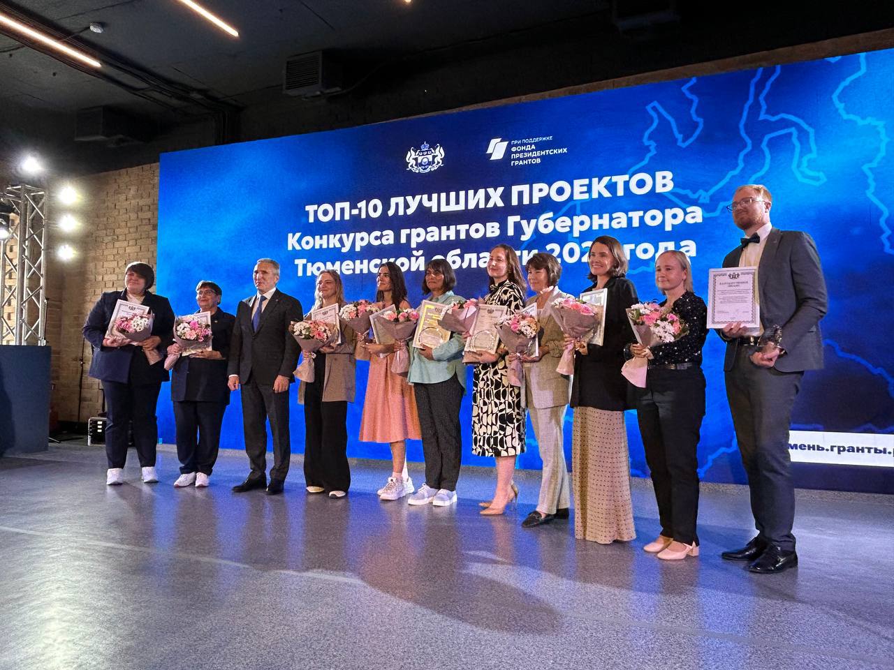 Александр Моор вручил благодарность Федору Маслову за проект «Культурное сердце деревни»