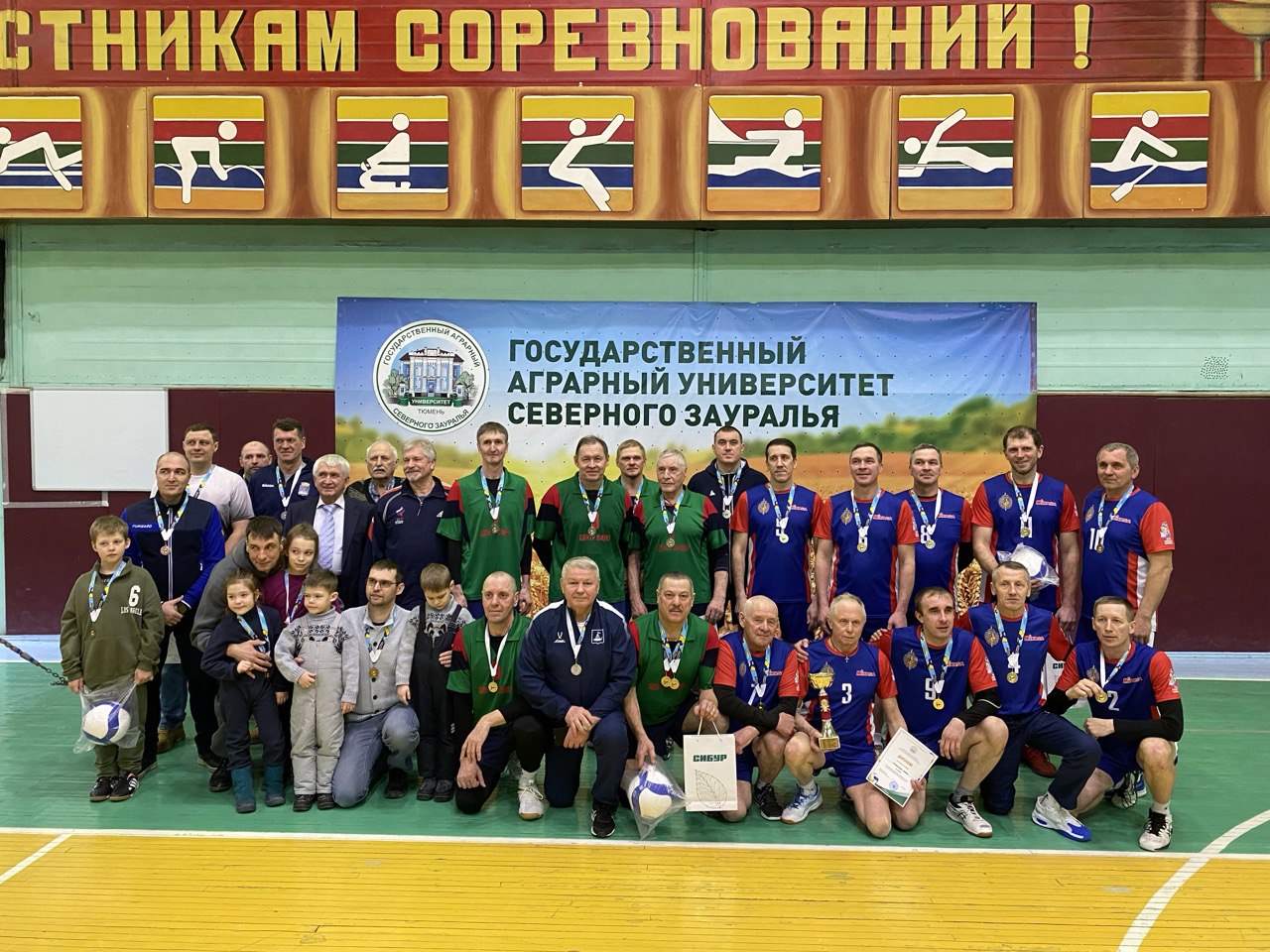 Команда Казанского района вновь стала победителем волейбольного турнира ветеранов, посвященного памяти В.Т. Пахомчика
